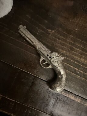 Gun salt and pepper shaker